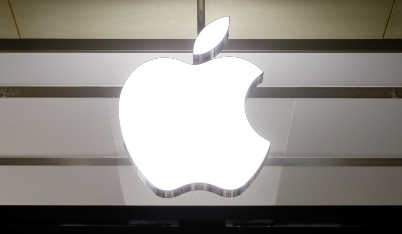 © Reuters. Logo of U.S. technology company Apple is seen in Basel