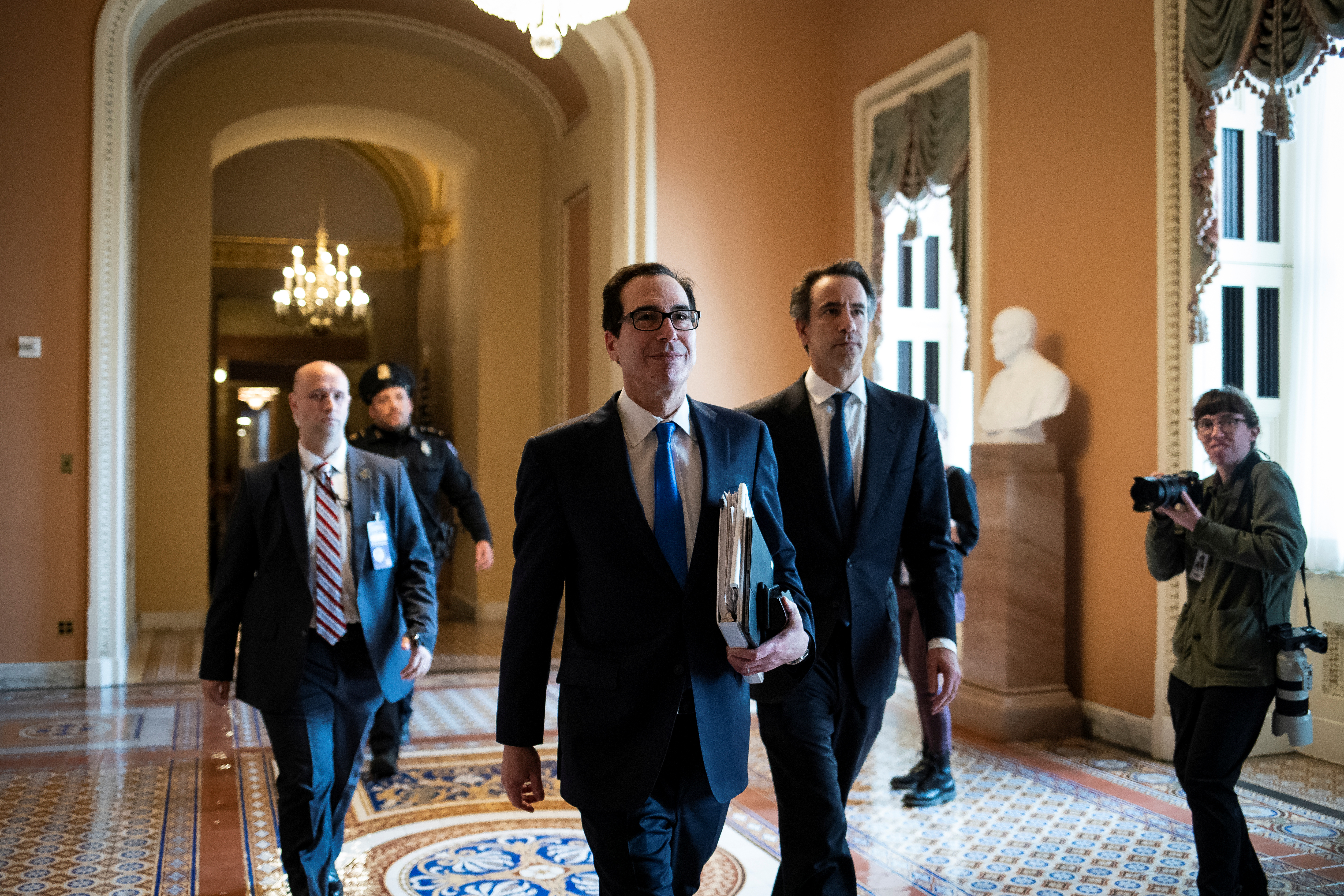 &copy; Reuters. U.S. Secretary of the Treasury Steven Mnuchin walks to a meeting during negotiations on a coronavirus disease (COVID-19) relief package