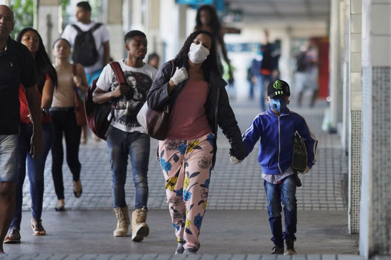 &copy; Reuters. Pessoas caminham utilizando máscaras de proteção no Rio de Janeiro (RJ)