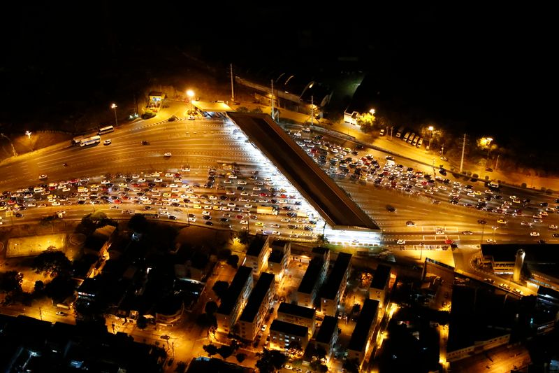 © Reuters. Vista aérea de praça de pedágio no Rio de Janeiro