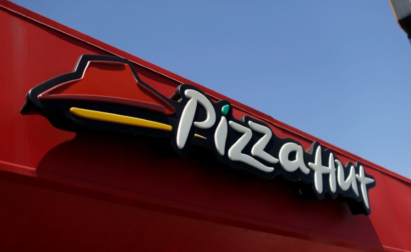 &copy; Reuters. The sign at a Pizza Hut location is pictured in Pasadena