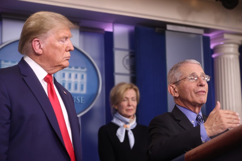 &copy; Reuters. U.S. President Trump leads coronavirus task force daily briefing at the White House in Washington