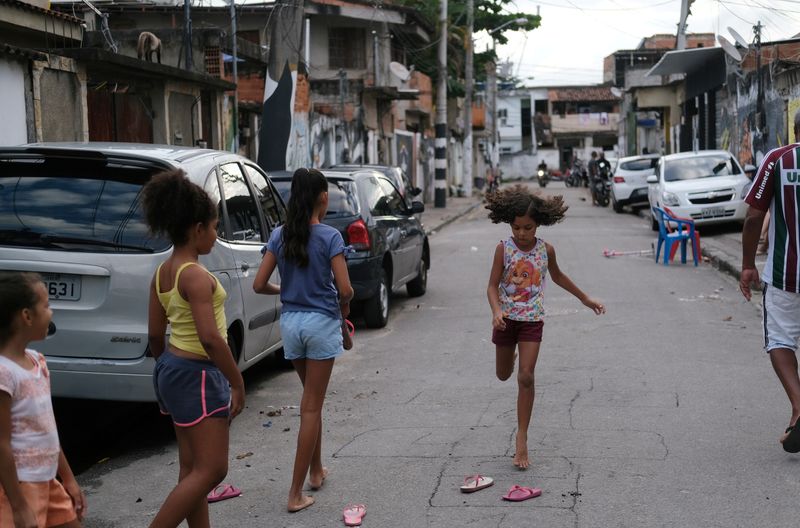 © Reuters. Kids play in Cidade de Deus slum during the coronavirus disease (COVID-19) outbreak in Rio de Janeiro