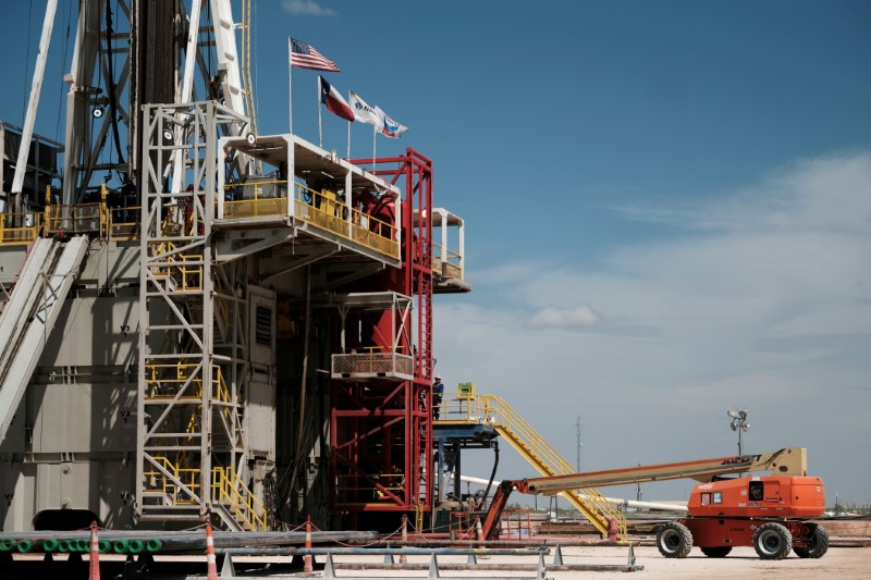 &copy; Reuters. FILE PHOTO: Chevron oil exploration drilling site near Midland