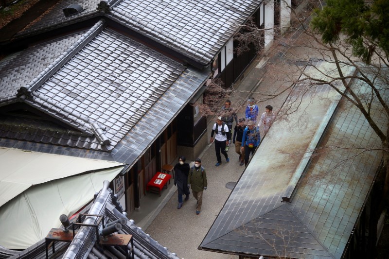 © Reuters. Visitors, wearing protective masks following an outbreak of the coronavirus disease (COVID-19), walk at Kiyomizu-dera Buddhist temple in Kyoto