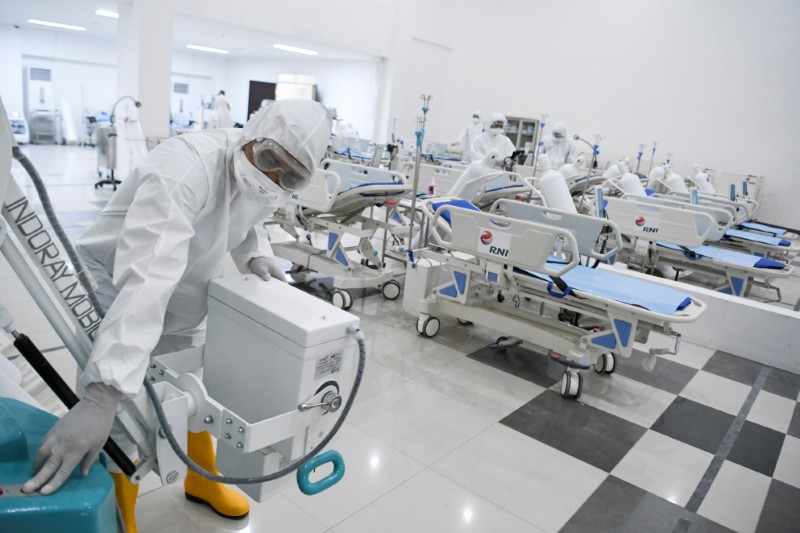 &copy; Reuters. Medical officers check devices at the emergency hospital, handling coronavirus disease (COVID-19) in Kemayoran Athletes Village in Jakarta