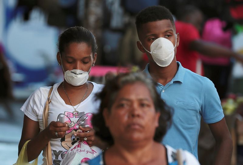 &copy; Reuters. Imagen de archivo. Personas usando mascarillas caminan por Ciudad de Panamá