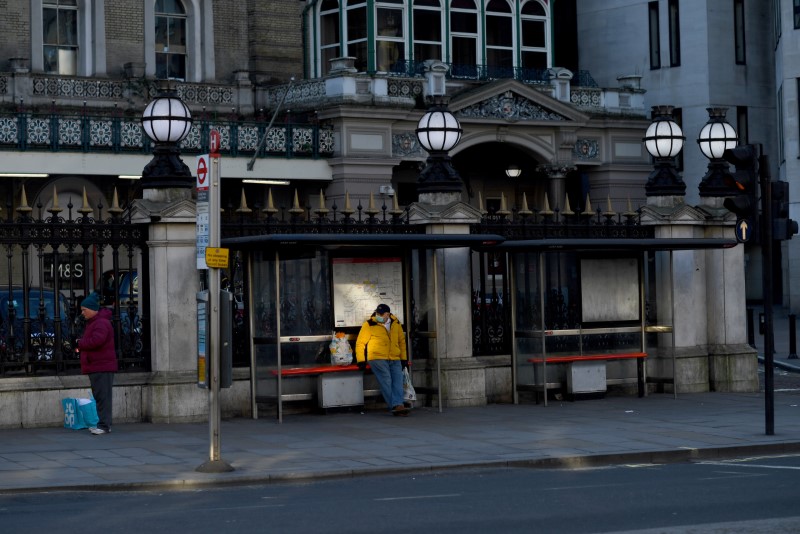&copy; Reuters. La gente espera un autobús, mientras continúa la propagación de la enfermedad coronavirus (COVID-19), en Londres, Reino Unido