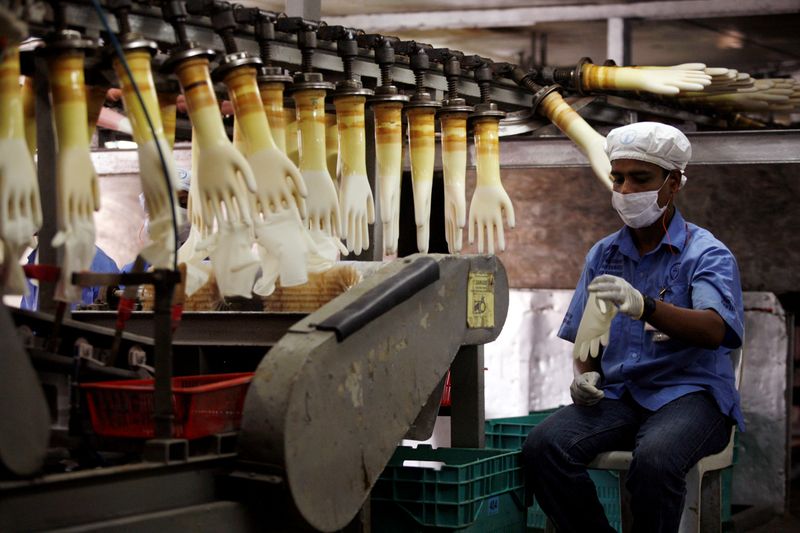 &copy; Reuters. FILE PHOTO: A worker monitors a production line at a Top Glove factory in Meru outside Kuala Lumpur