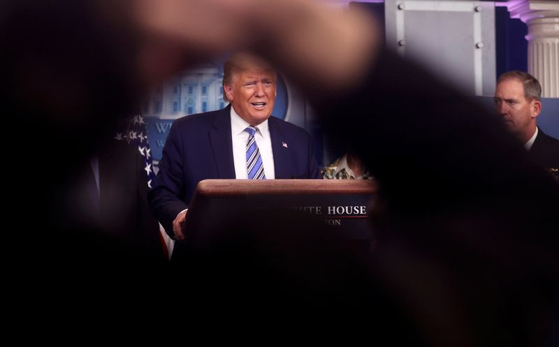 &copy; Reuters. El presidente de los Estados Unidos Donald Trump responde a una pregunta durante la sesión informativa diaria sobre la respuesta al coronavirus en la Casa Blanca en Washington, Estados Unidos