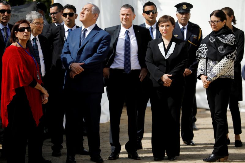 &copy; Reuters. FILE PHOTO: Israeli Prime Minister Benjamin Netanyahu and Israeli Knesset Speaker Yuli Edelstein attend a ceremony marking the annual Israeli Holocaust Remembrance Day at the Yad Vashem World Holocaust Remembrance Center in Jerusalem