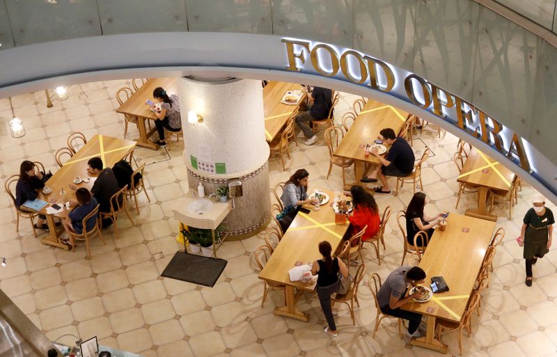 © Reuters. Tables and chairs are taped up to encourage social distancing, due to the outbreak of the coronavirus disease (COVID-19), at a food court in Singapore