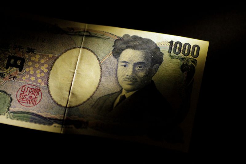 &copy; Reuters. FILE PHOTO:  Illustration photo of a Japan Yen note