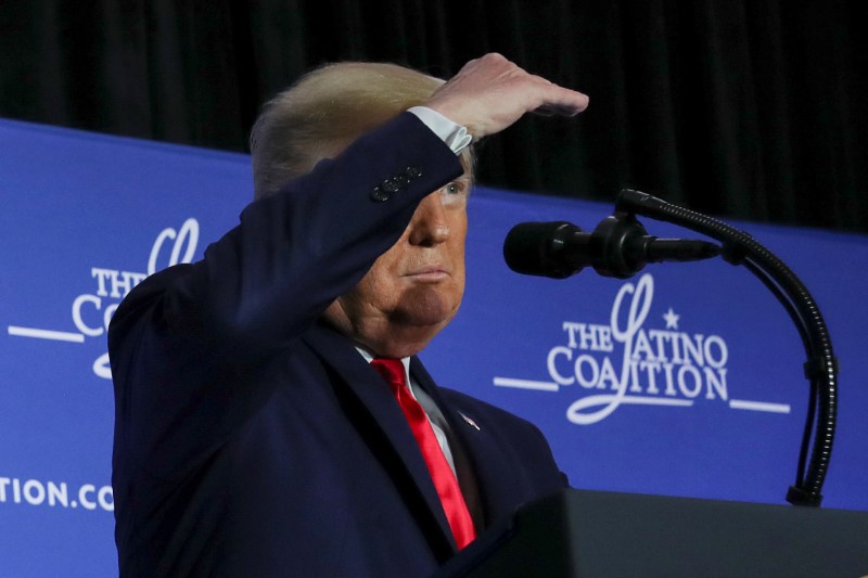 &copy; Reuters. FOTO DE ARCHIVO: El presidente de los Estados Unidos Donald Trump llega a la cumbre legislativa de la Coalición Latina en Washington, EEUU