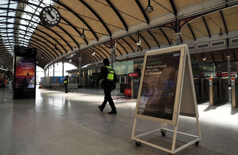 &copy; Reuters. Un oficial de policía camina en la Estación Central de Newcastle en Newcastle upon Tyne, mientras la propagación de la enfermedad coronavirus (COVID-19) continúa. Newcastle upon Tyne, Reino Unido