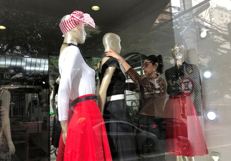 © Reuters. Lojista prepara vitrine de loja em São Paulo