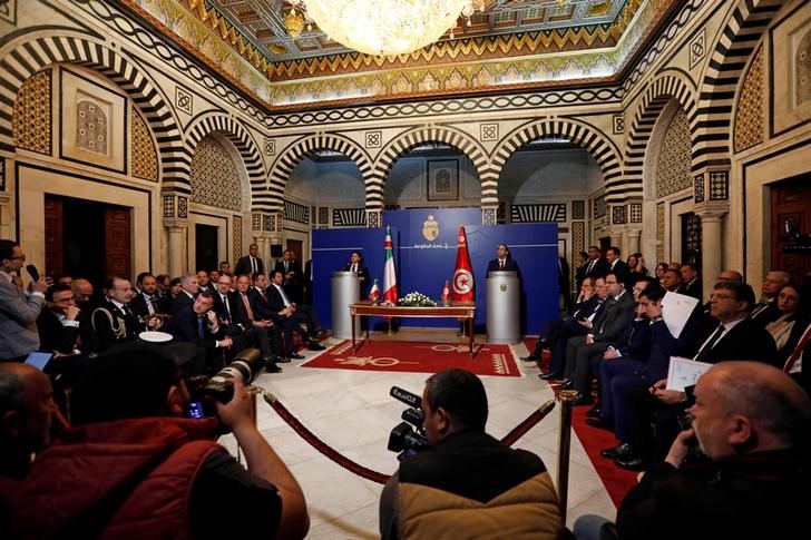 &copy; Reuters. Il presidente del Consiglio Giuseppe Conte e l&apos;ex Primo Ministro tunisino Youssef Chahed durante una conferenza stampa l&apos;anno scorso a Tunisi