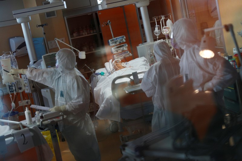 &copy; Reuters. Medical workers in protective suits treat patients suffering with coronavirus disease (COVID-19) in Rome