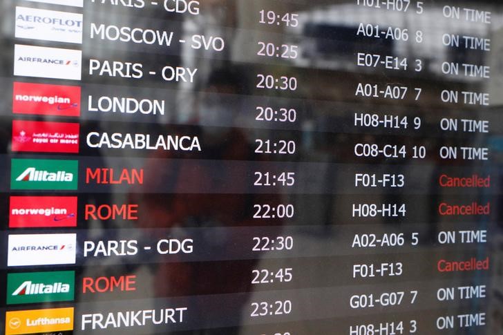 &copy; Reuters. Voli per l&apos;Italia cancellati su un tabellone elettronico presso l&apos;Aeroporto internazionale JFK a New York