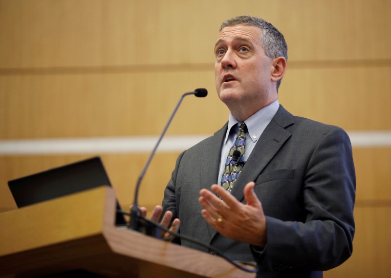 © Reuters. FOTO DE ARCHIVO: James Bullard, presidente de la Reserva Federal de St. Louis, habla en una conferencia pública en Singapur