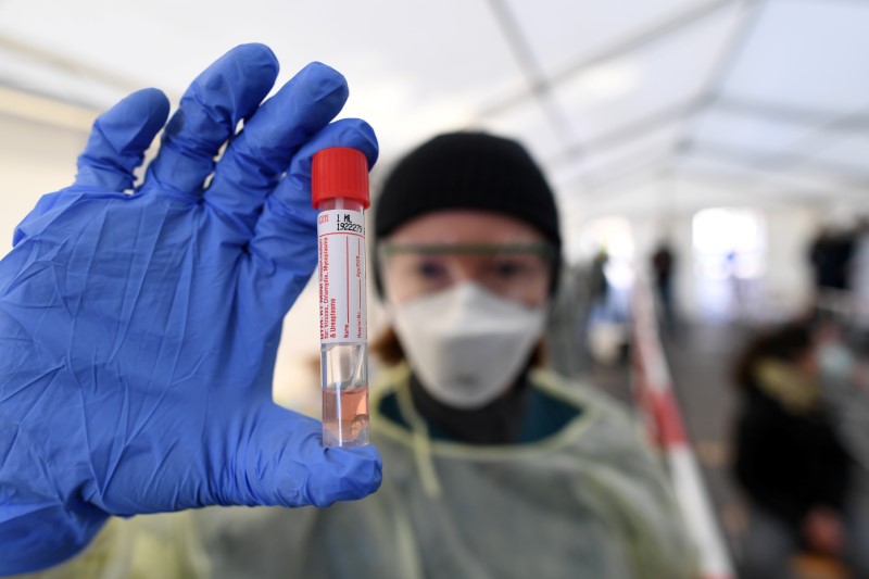 &copy; Reuters. FOTO DE ARCHIVO: Un empleado médico en un centro especial de pruebas de coronavirus para empleados de servicios públicos como policías, enfermeras y bomberos durante una presentación en los medios de comunicación mientras la propagación de la enferm