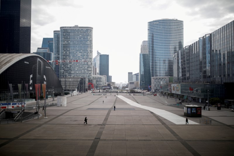 &copy; Reuters. FOTO DE ARCHIVO: Una vista muestra el distrito comercial desierto de La Defense, donde se impone una medida de aislamiento para frenar la propagación de la enfermedad coronavirus (COVID-19) en París, Francia