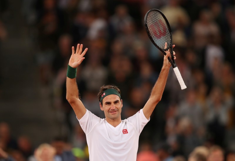 &copy; Reuters. FOTO DE ARCHIVO: El tenista suizo Roger Federer celebra después de ganar el partido de exhibición contra el español Rafael Nadal, &quot;The Match In Africa&quot;, en Ciudad del Cabo