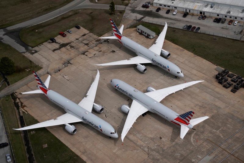 © Reuters. Los aviones de pasajeros de American Airlines abarrotan una pista donde están estacionados debido a la reducción de vuelos para frenar la propagación de la enfermedad por coronavirus (COVID-19), en el Aeropuerto Internacional de Tulsa en Tulsa