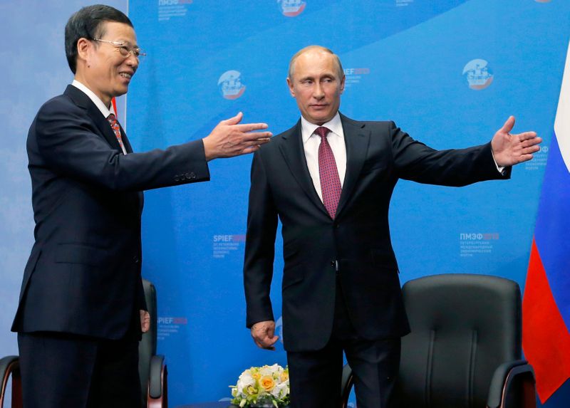 &copy; Reuters. FILE PHOTO: Russia&apos;s President Putin welcomes Chinese Vice Premier Zhang during their meeting in St. Petersburg