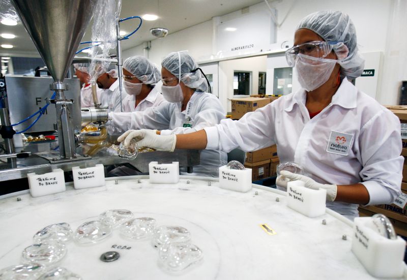 © Reuters. Linha de produção em fábrica da Natura em Cajamar (SP)
