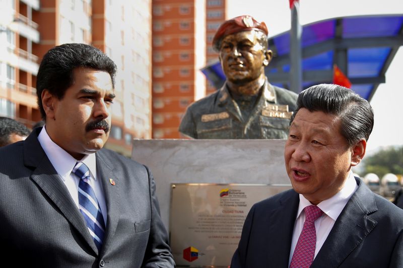 &copy; Reuters. FILE PHOTO: China&apos;s President Xi speaks with Venezuela&apos;s President Maduro in front of a statue of Venezuela&apos;s late president Chavez during a ceremony in Caracas