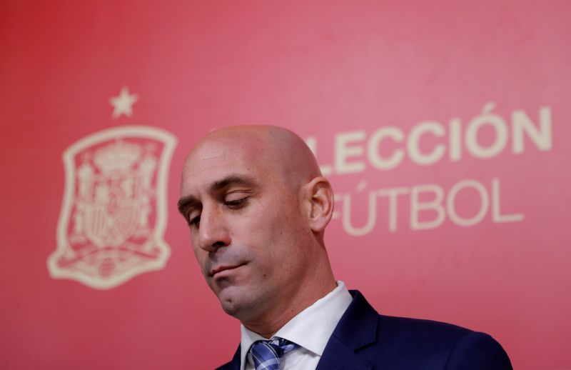 © Reuters. FOTO DE ARCHIVO: El presidente de la Real Federación Española de Fútbol (RFEF), Luis Rubiales, durante una conferencia de prensa en la sede de la RFEF en Las Rozas