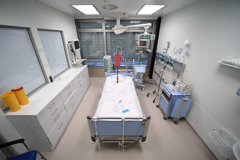 &copy; Reuters. FILE PHOTO: General view of a room in the intensive care unit of the Ulm Bundeswehr hospital