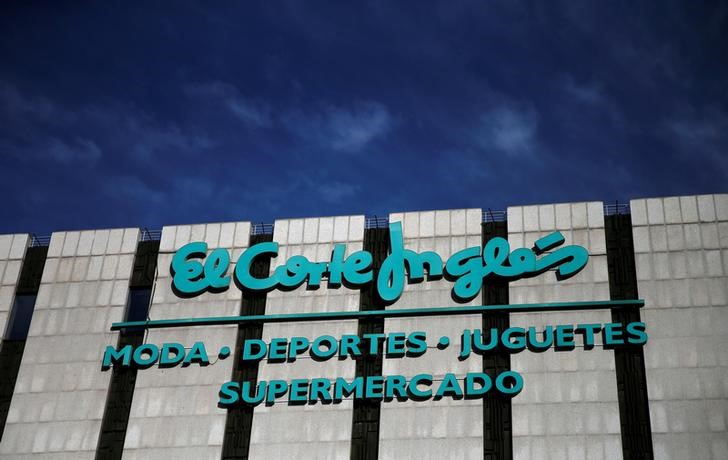 &copy; Reuters. FOTO DE ARCHIVO: El logo de El Corte Ingles en uno de sus grandes almacenes en el centro de Madrid