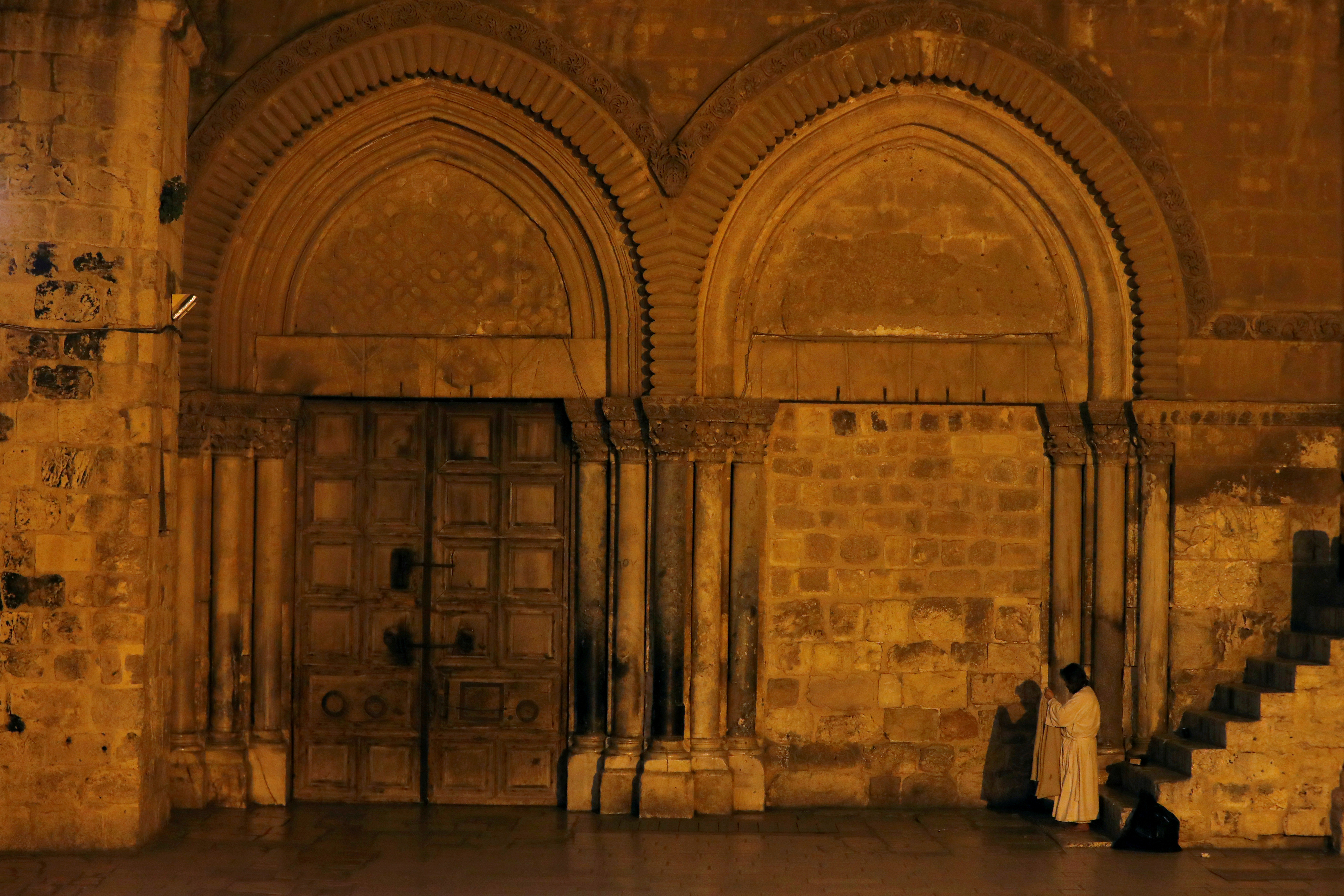 &copy; Reuters. إغلاق كنيسة القيامة في القدس بسبب فيروس كورونا