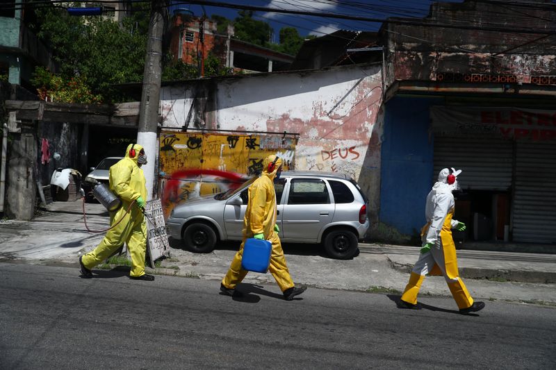 &copy; Reuters. Equipes de limpeza desinfectam rua de Niterói