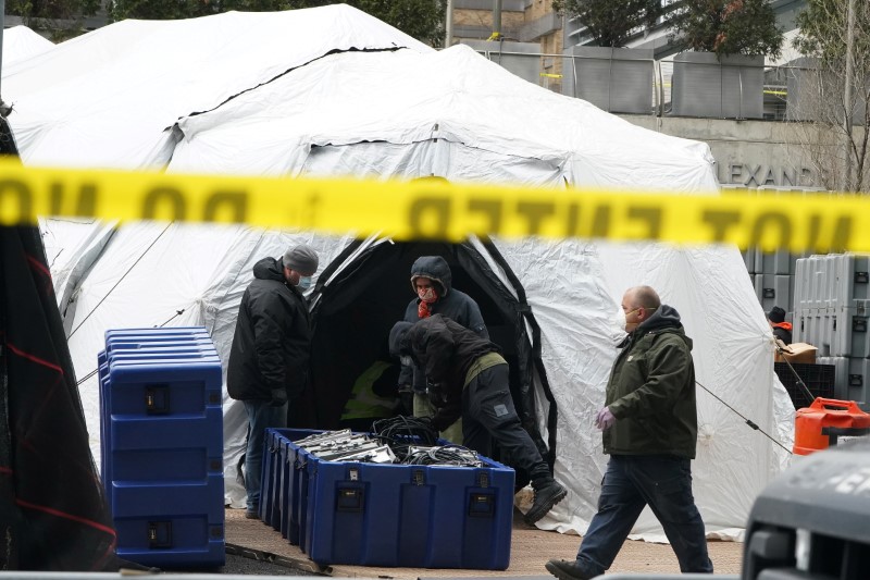 © Reuters. Los trabajadores construyen lo que se cree que es una morgue improvisada detrás de un hospital durante el brote de la enfermedad por coronavirus (COVID-19), en el distrito de Manhattan de la ciudad de Nueva York