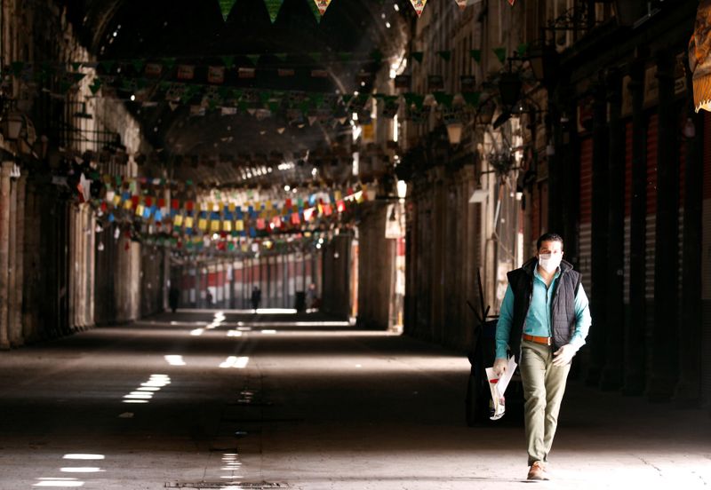 &copy; Reuters. A man walks in empty Souk al-Hamidieh as restrictions are imposed as measure to prevent the spread of the coronavirus disease (COVID-19) in Damascus