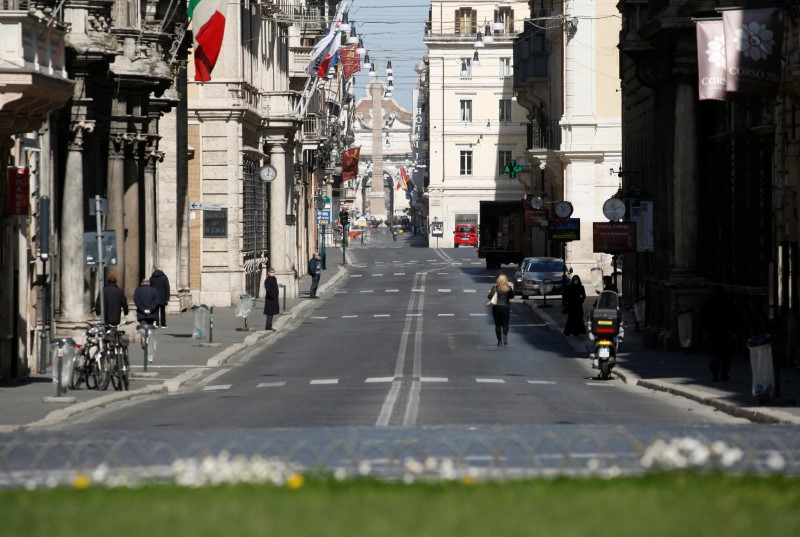&copy; Reuters. People walk in an almost empty Via del Corso, as Italy tightens measures to try and contain the spread of coronavirus disease (COVID-19), in Rome