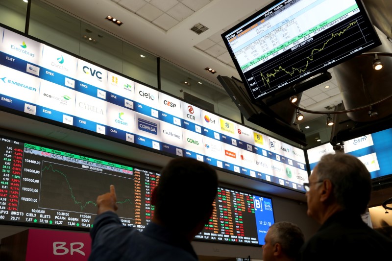 &copy; Reuters. People are seen in front of an electronic board showing the graph of the recent fluctuations of market indices on the floor of Brazil&apos;s B3 Stock Exchange in Sao Paulo