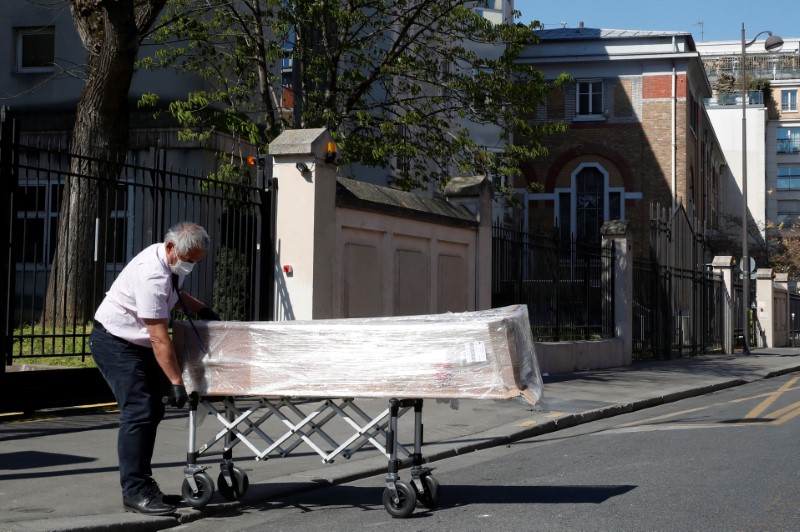 &copy; Reuters. &quot;ON LIVRE DES CERCUEILS NON-STOP&quot;, LE CORONAVIRUS FRAPPE DE PLEIN FOUET UN EHPAD PARISIEN