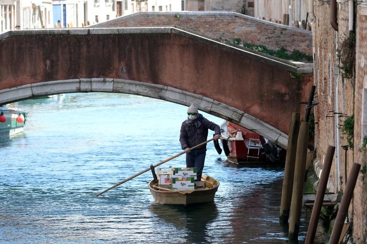 &copy; Reuters. イタリア、新型コロナの死者7千人超　局長が発熱で検査