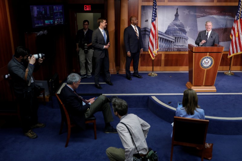 © Reuters. Republican Senators discuss the coronavirus relief bill ahead of a vote on Capitol Hill in Washington