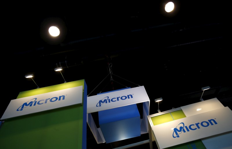 &copy; Reuters. FILE PHOTO: The logo of U.S. memory chip maker MicronTechnology is pictured at their booth at an industrial fair in Frankfurt