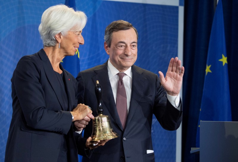 &copy; Reuters. FILE PHOTO: European Central Bank&apos;s outgoing President Mario Draghi (R) symbolically hands over the chairmanship to successor Christine Lagarde in Frankfurt, Germany