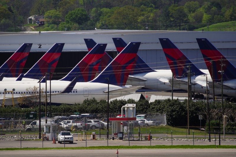 © Reuters. Delta Air Lines passenger planes parked in Birmingham