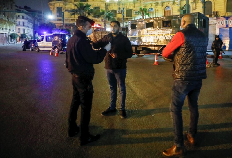 &copy; Reuters. حظر التجول ليلا يوقف الحركة في القاهرة، المدينة التي لا تنام