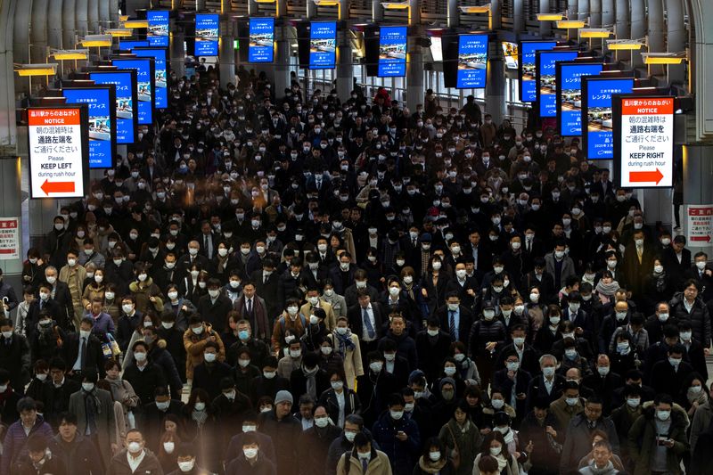 &copy; Reuters. FILE PHOTO: Crowds wearing protective masks, following an outbreak of the coronavirus, are seen at the Shinagawa station in Tokyo