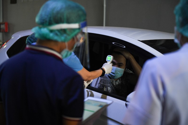&copy; Reuters. タイ、新型コロナ感染者1000人超す　4月末まで非常事態措置