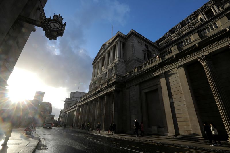&copy; Reuters. Pedestrians walk past the Bank of England in the financial district in London